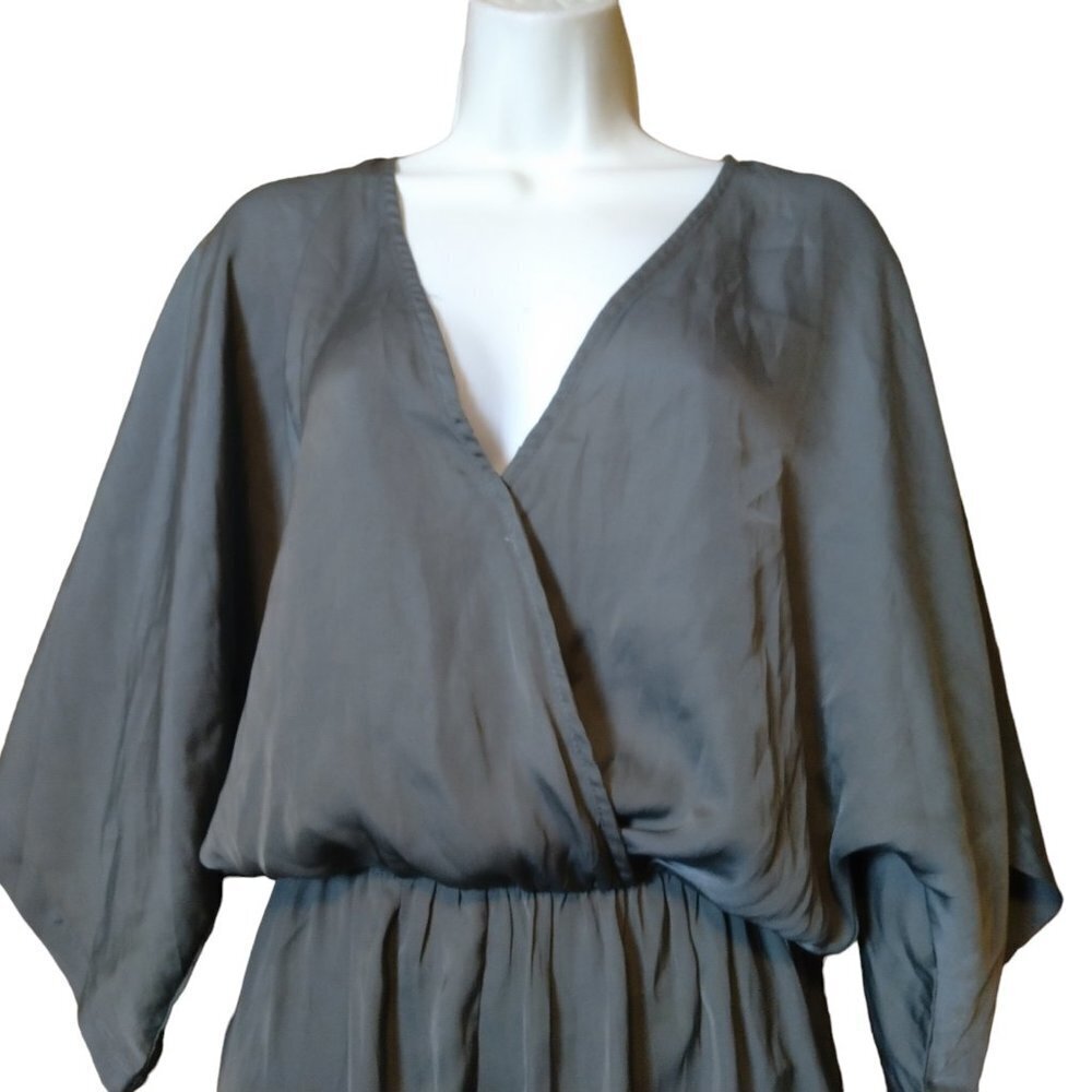 Lulus Romper Women's XS Short Sleeve Shorts Romper Elastic Waist V-Neck New - Picture 3 of 7